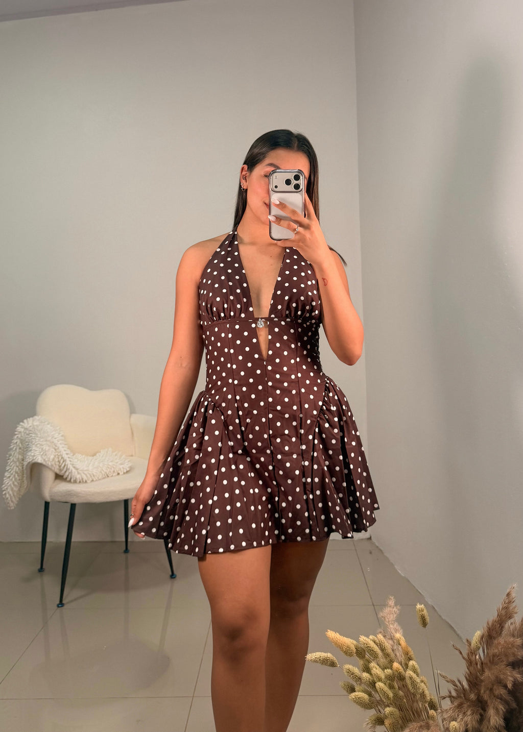 Vestido corto café de puntos