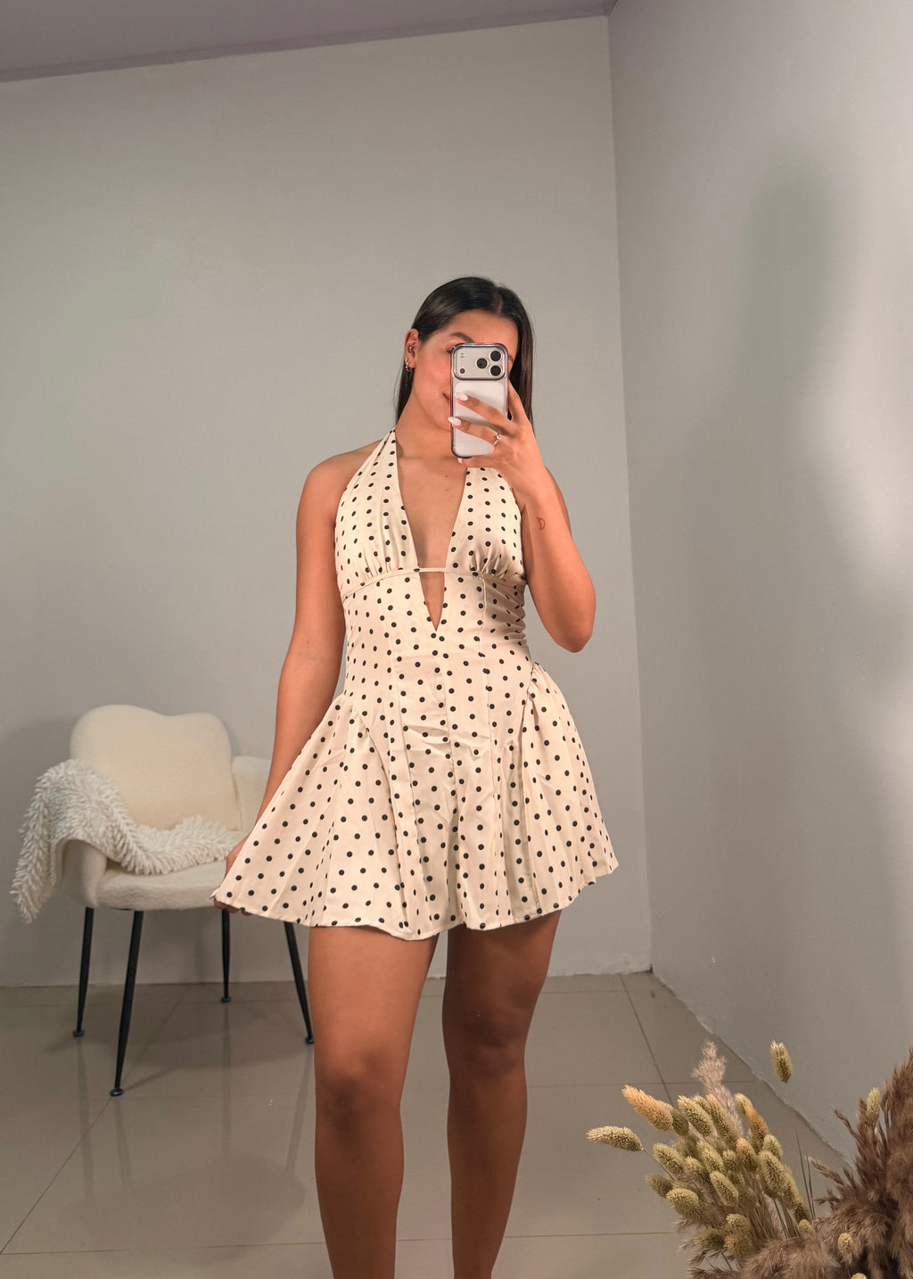 Vestido crema corto de puntos